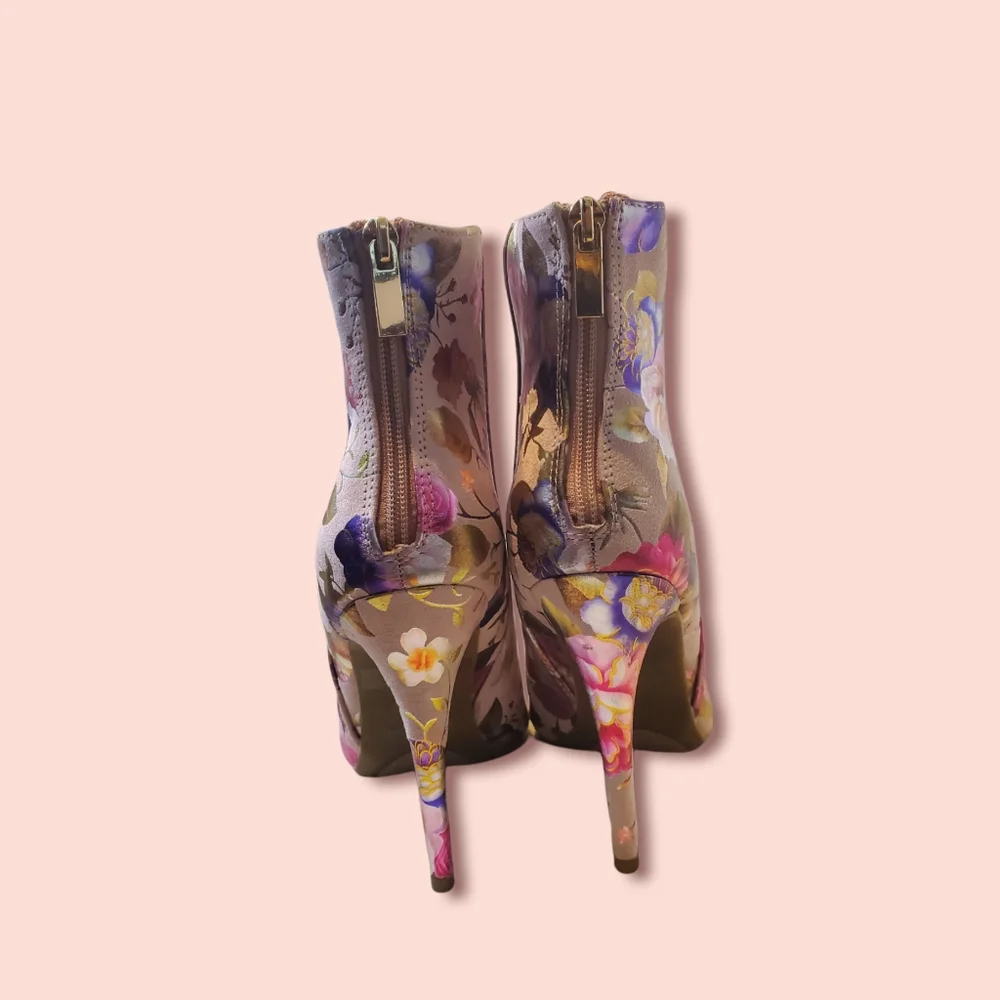 🎉⭐HOST PICK⭐🎉 Beautiful Blush Foil Flower Booties - Picture 7 of 9